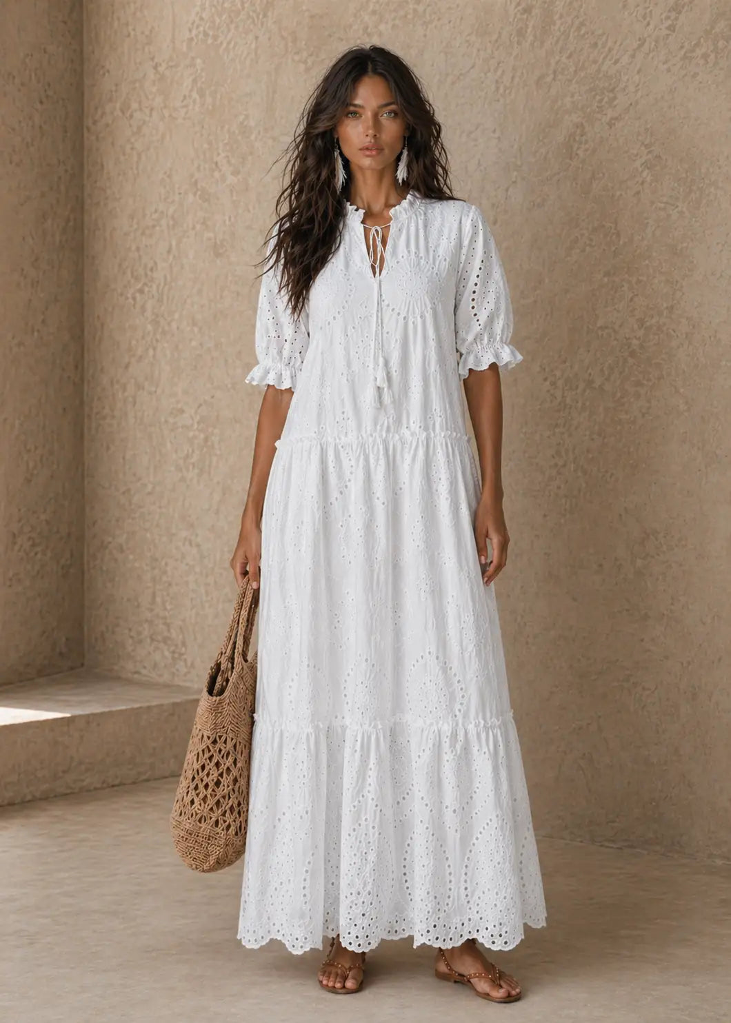 Vestido largo blanco bordado calado, volantes y corte holgado bohemio