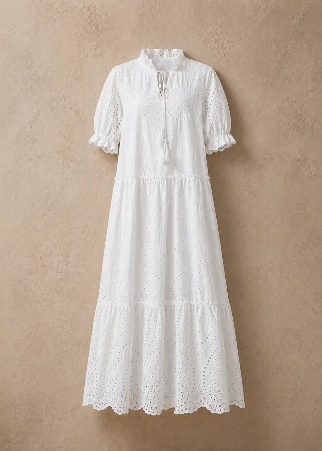 Vestido largo blanco bordado calado, volantes y corte holgado bohemio