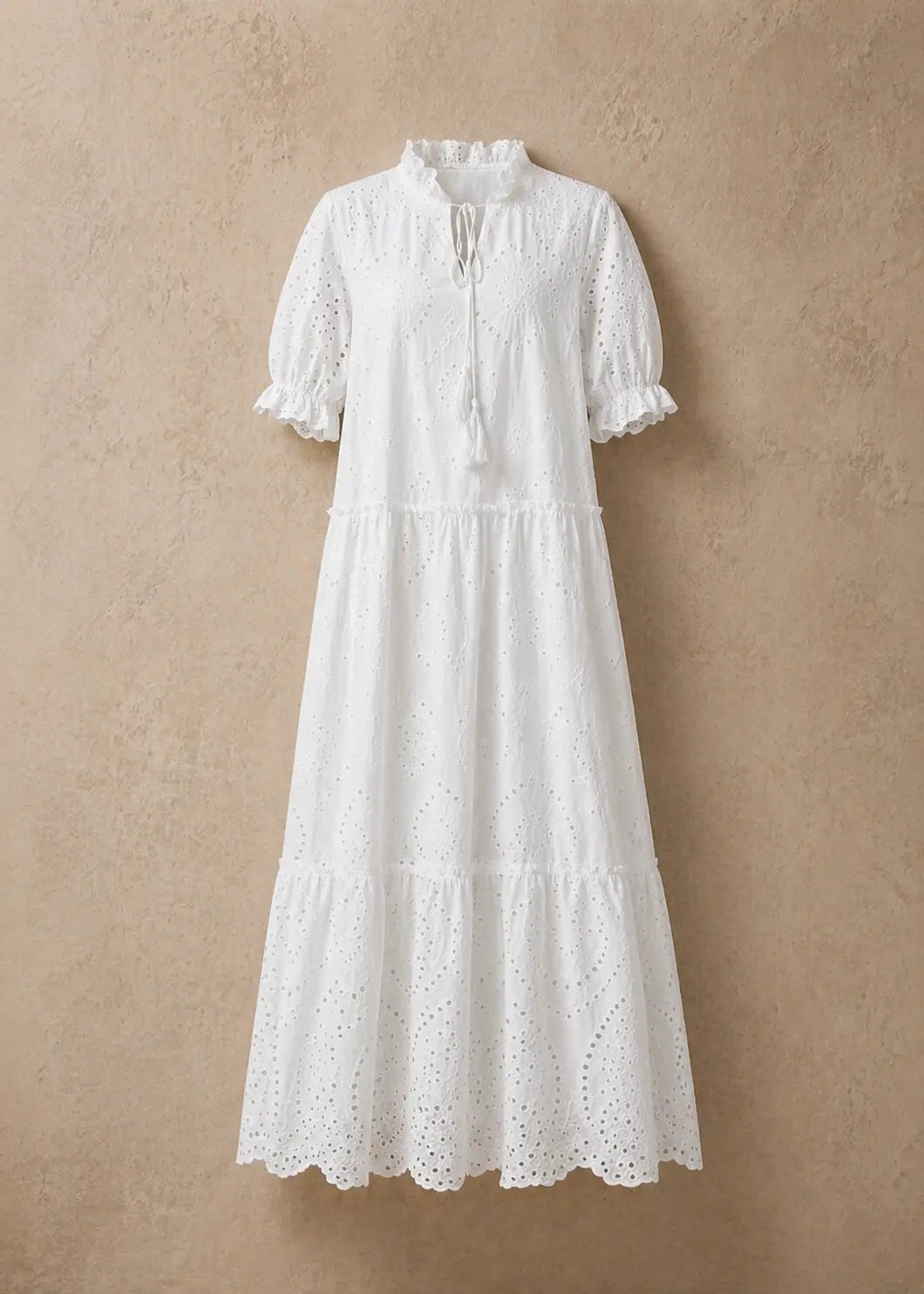 Vestido largo blanco bordado calado, volantes y corte holgado bohemio