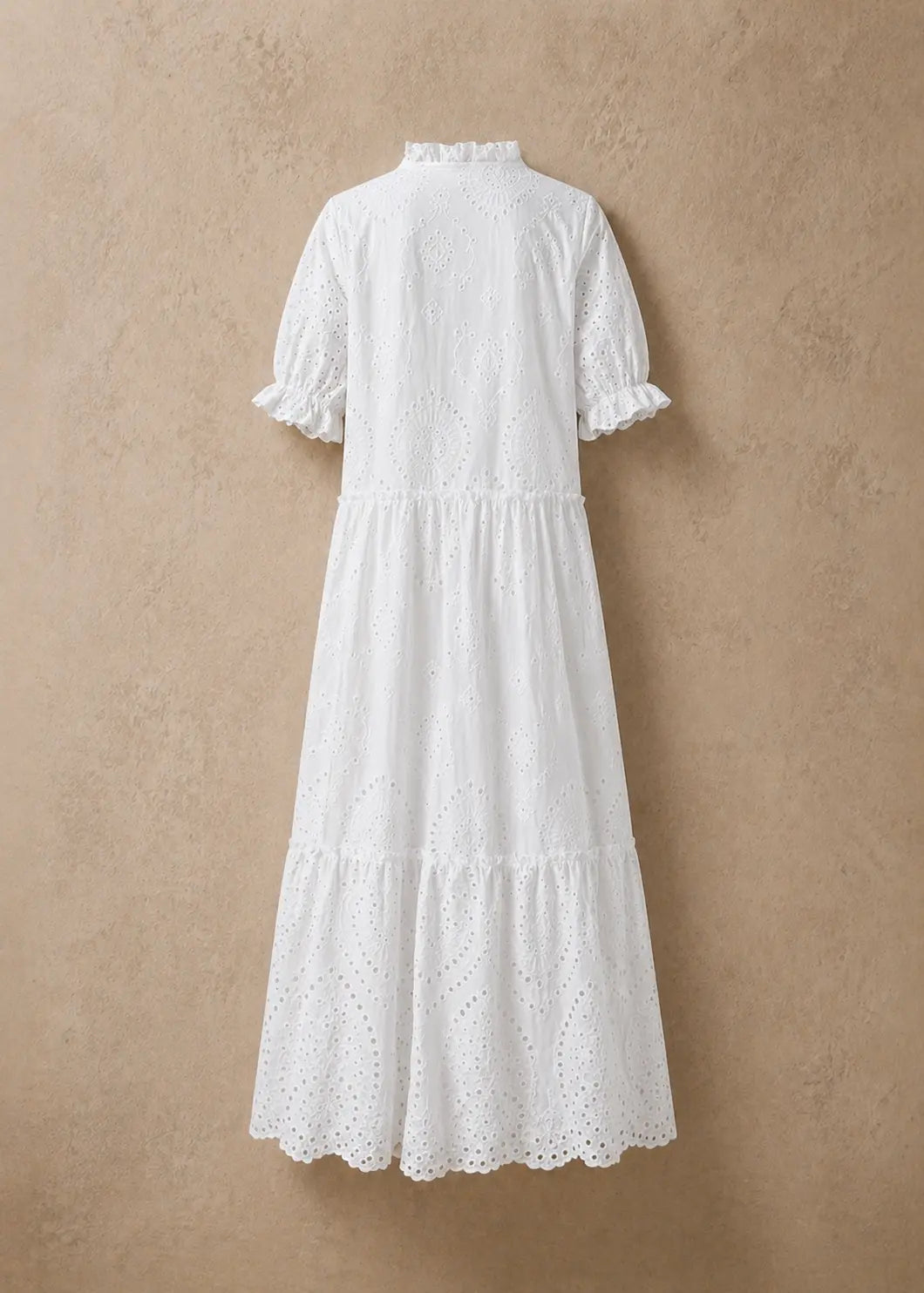 Vestido largo blanco bordado calado, volantes y corte holgado bohemio