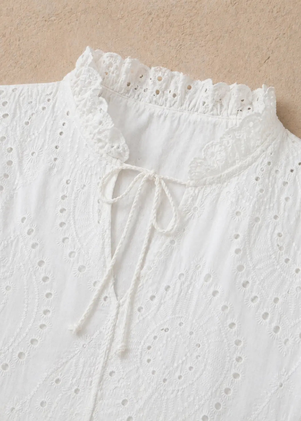 Vestido largo blanco bordado calado, volantes y corte holgado bohemio