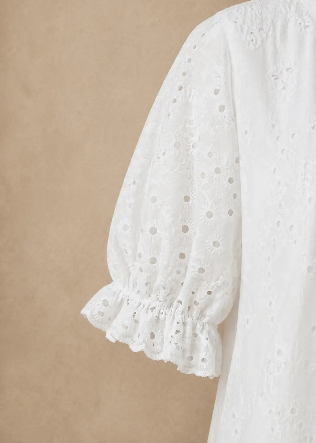 Vestido largo blanco bordado calado, volantes y corte holgado bohemio
