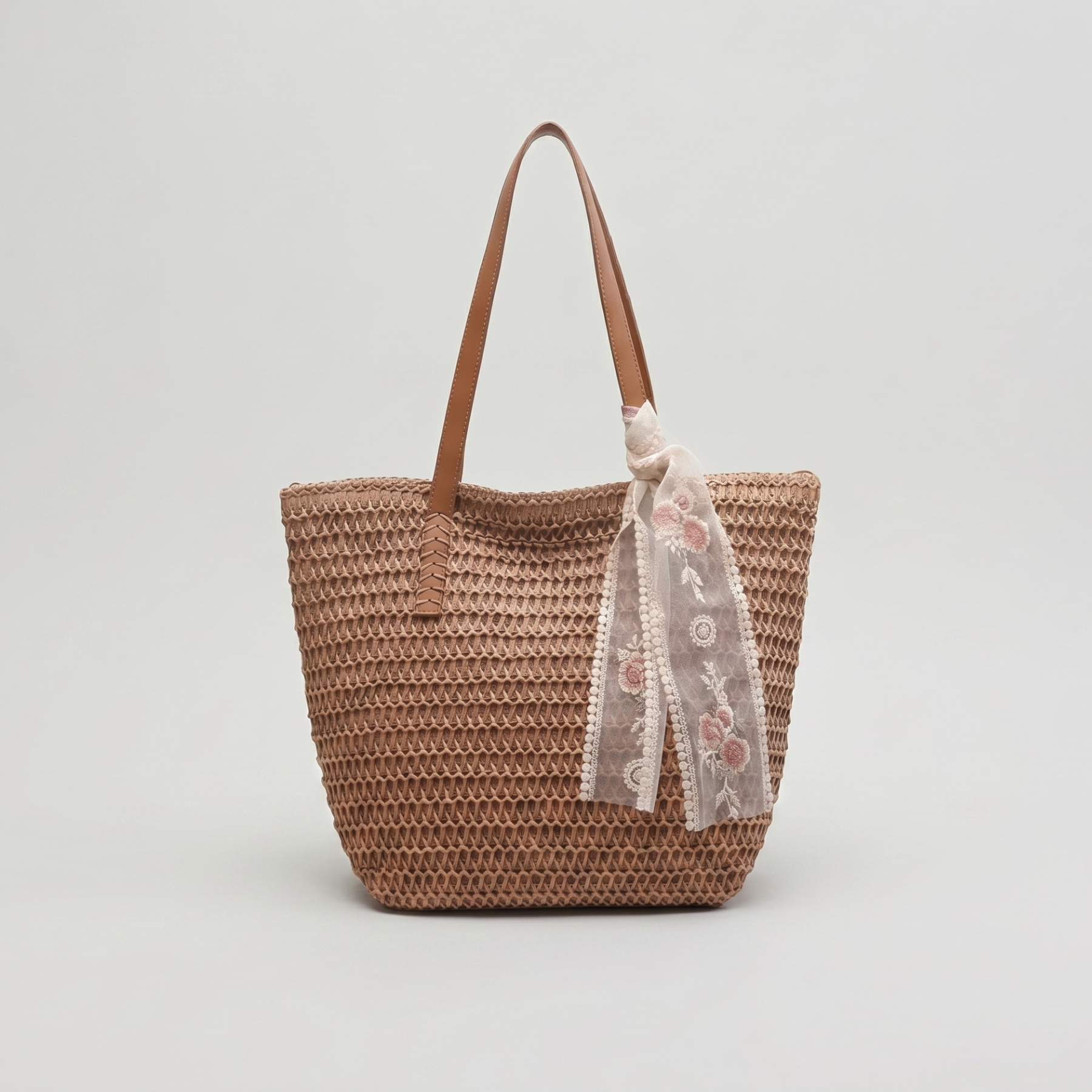 Bolso tote minimalista de rafia