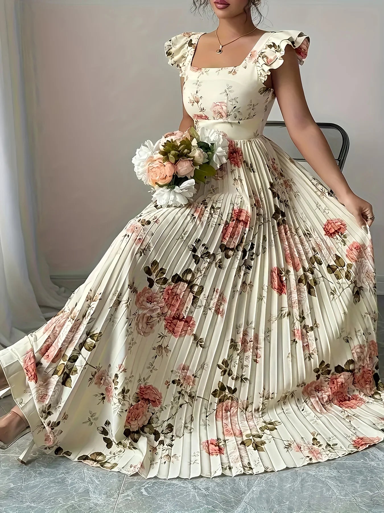 Elegante vestido midi plisado floral beige con cuello cuadrado