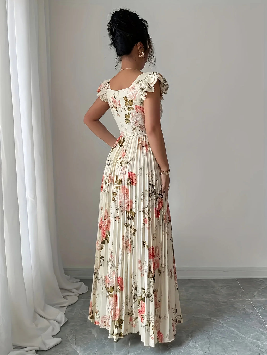 Elegante vestido midi plisado floral beige con cuello cuadrado